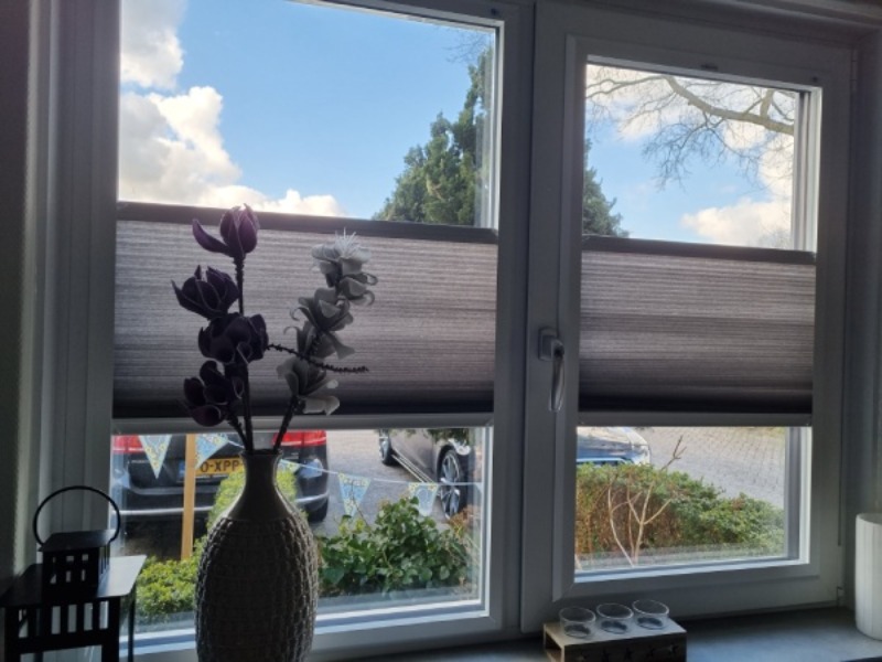 Kunststof kozijnen raam gefotografeerd van binnenuit de woning